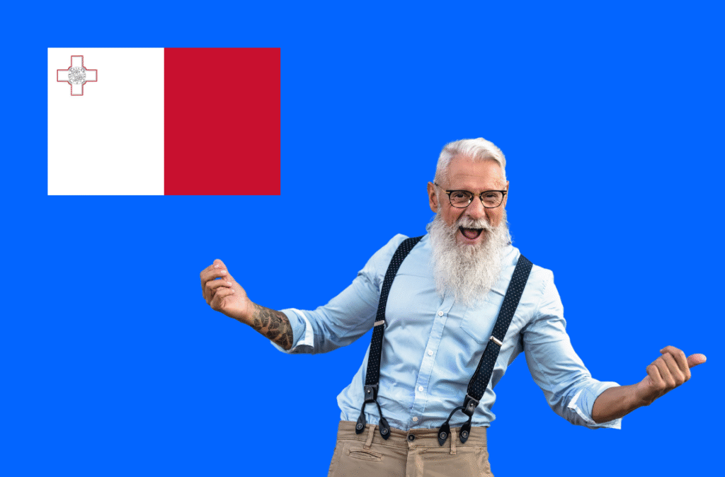 Glücklicher Auswanderer Rentner freut sich vor Malta Flagge – Auswandern nach Malta leicht gemacht“