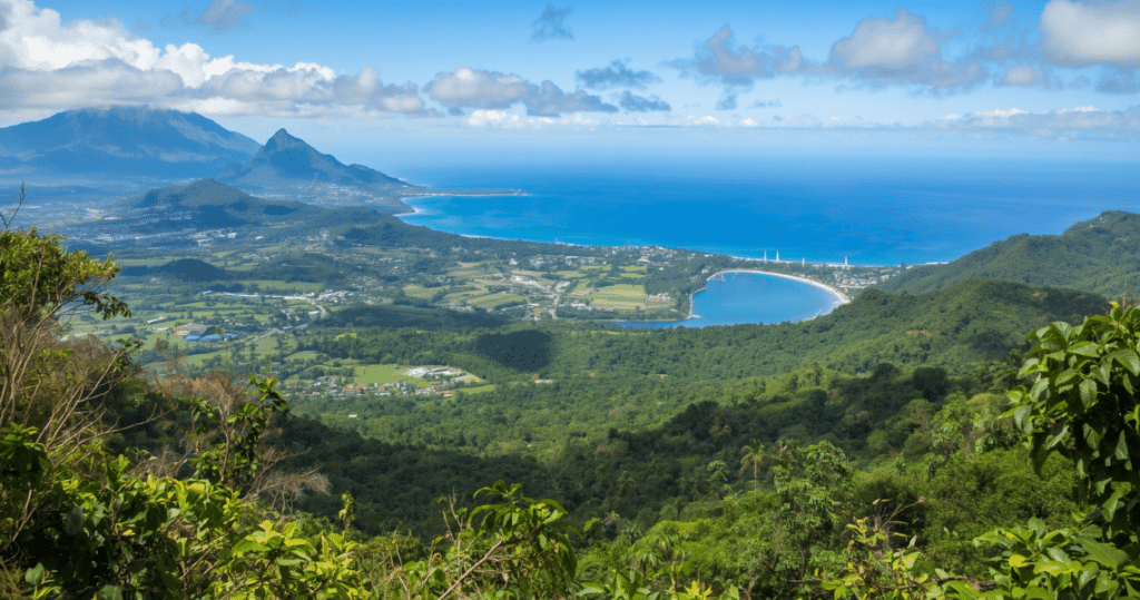 Panorama über Bucht, Küste und grüne Berge in El Salvador mit Blick auf das Meer, beste Location für Unternehmer und Aussteiger.