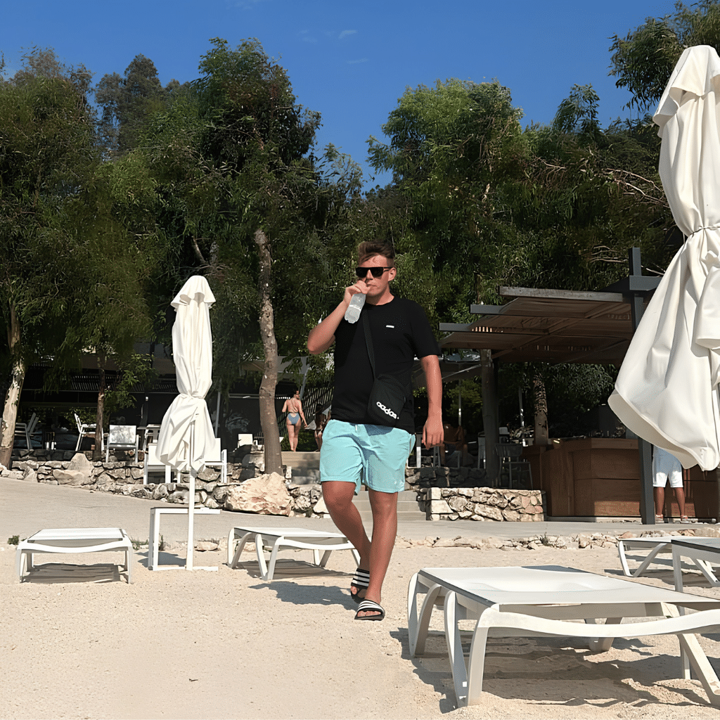 Jona von BusinessFrei am Strand der Freiheit der Unternehmer mit Auslandsfirma verkörpert macht durch Steuerstrategien und Luxus